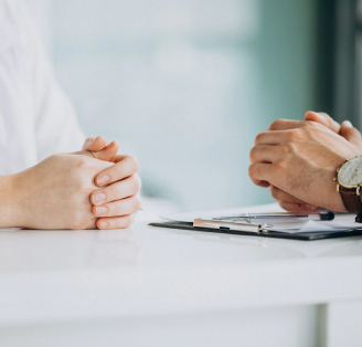 врач разговаривает с пациентом